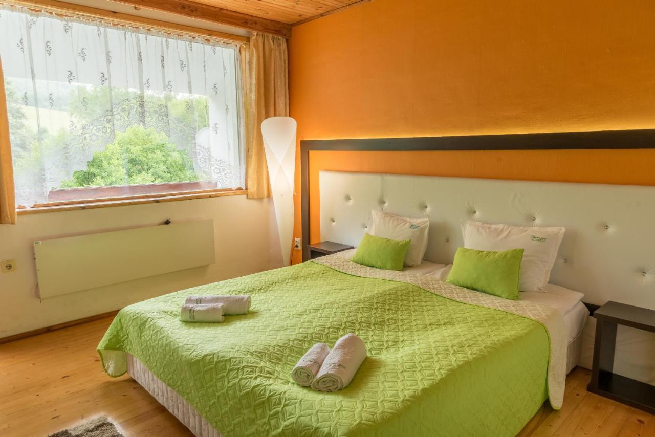 Hotel Paradise Place Kalofer Bagian luar foto