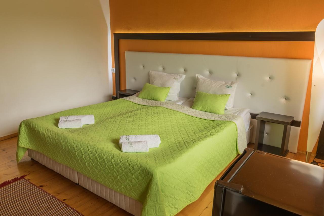 Hotel Paradise Place Kalofer Bagian luar foto