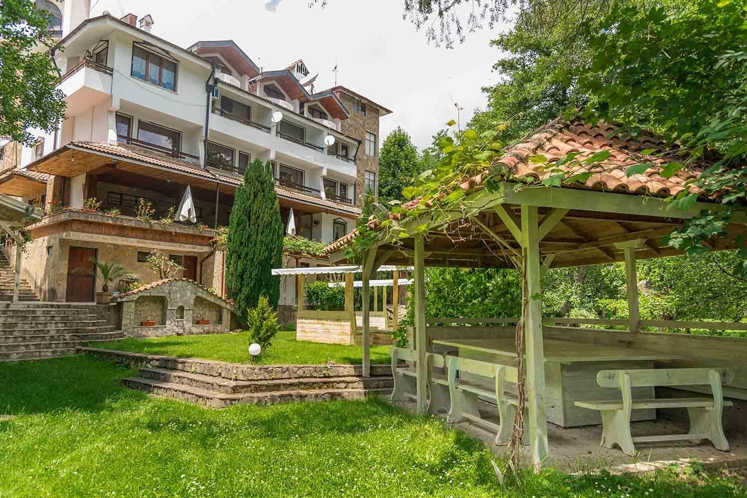 Hotel Paradise Place Kalofer Bagian luar foto