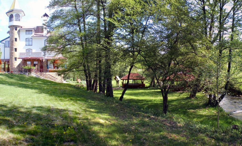 Hotel Paradise Place Kalofer Bagian luar foto