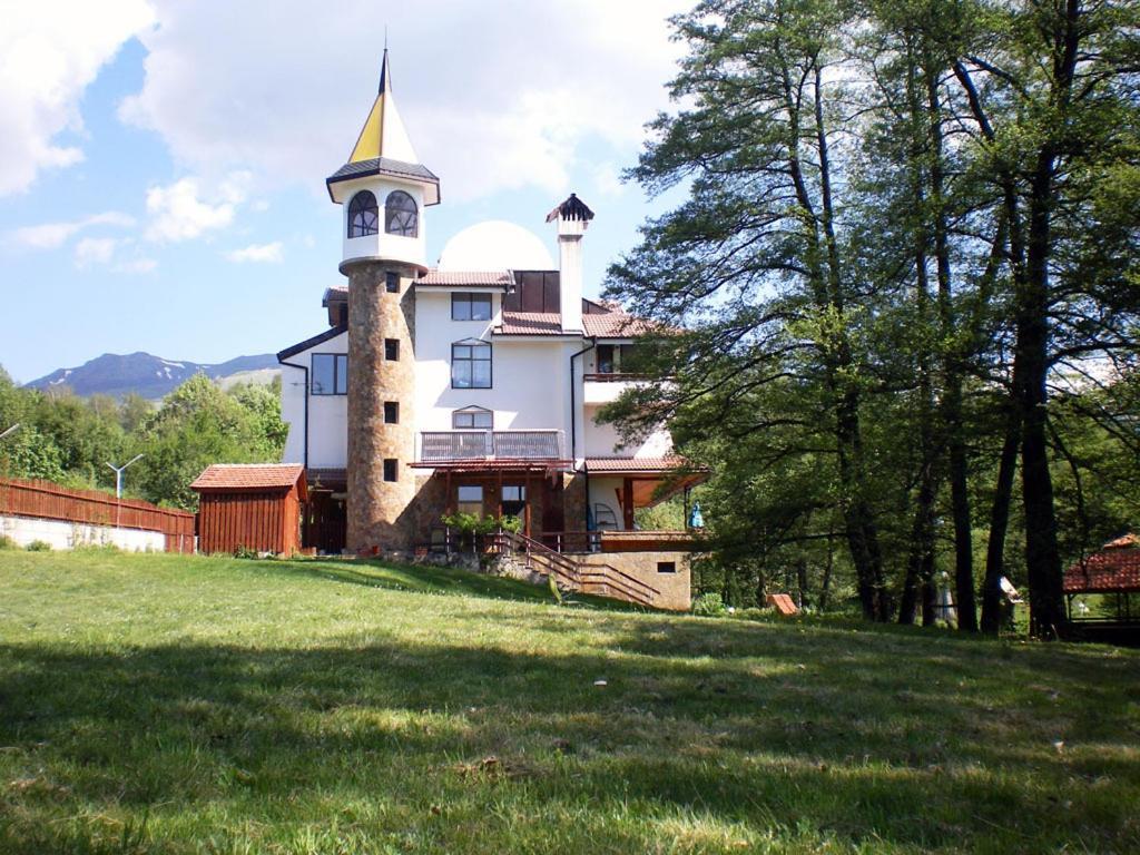 Hotel Paradise Place Kalofer Bagian luar foto