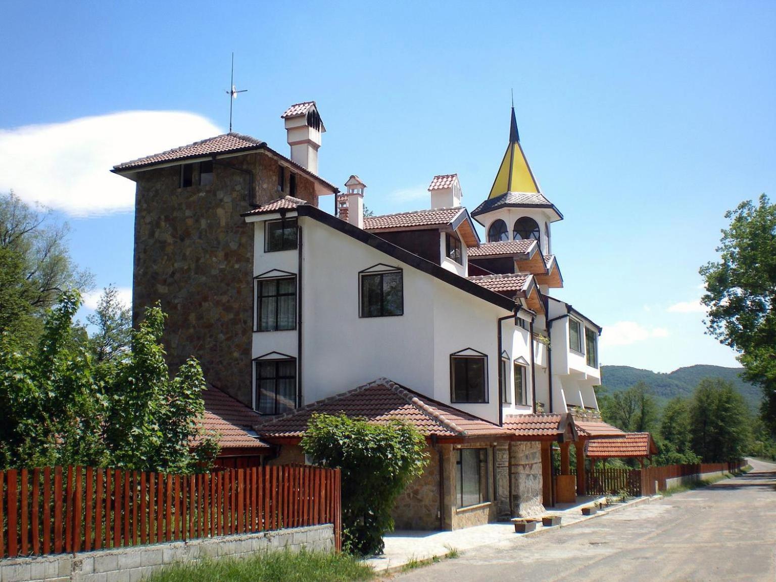 Hotel Paradise Place Kalofer Bagian luar foto