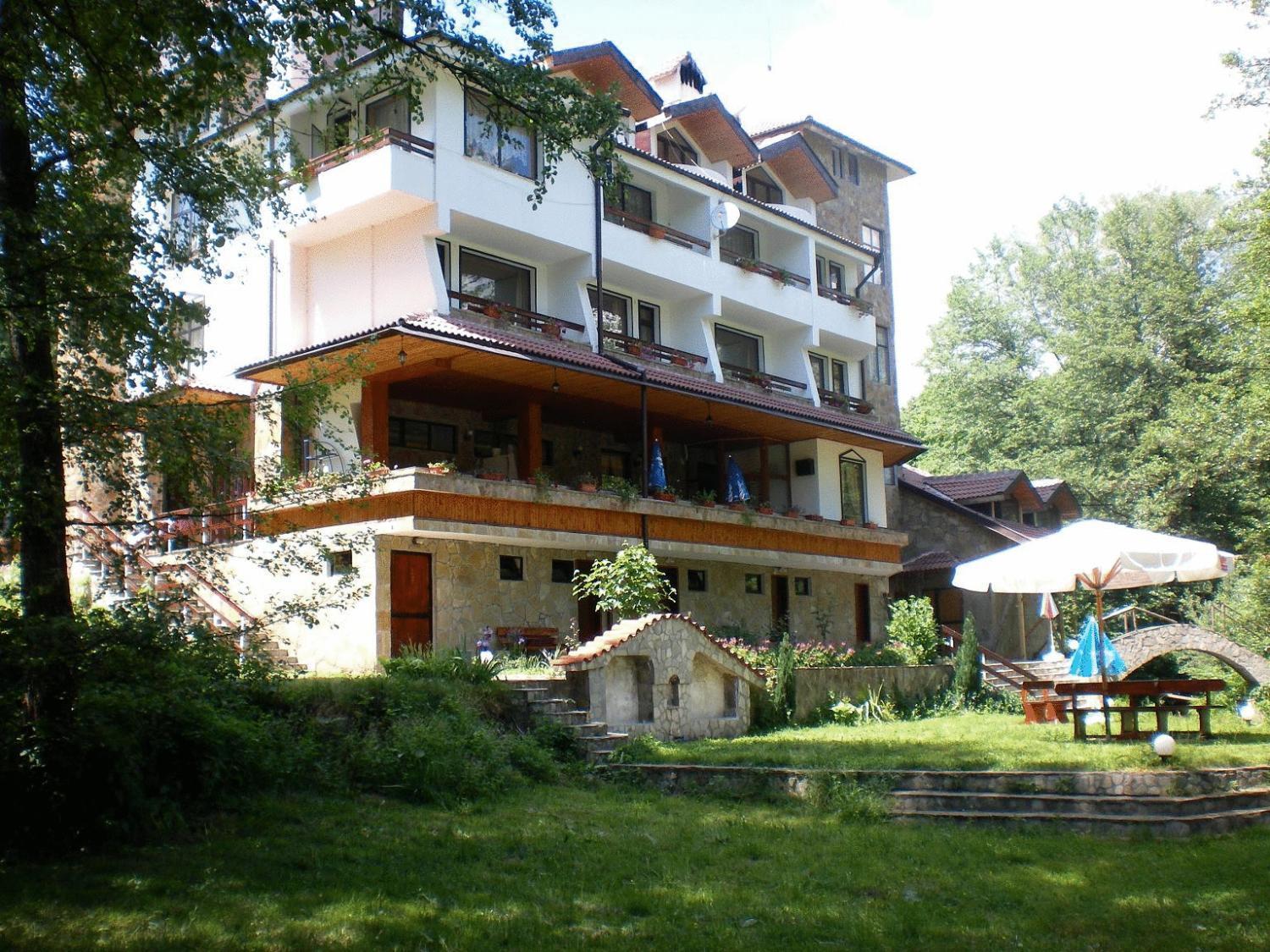 Hotel Paradise Place Kalofer Bagian luar foto