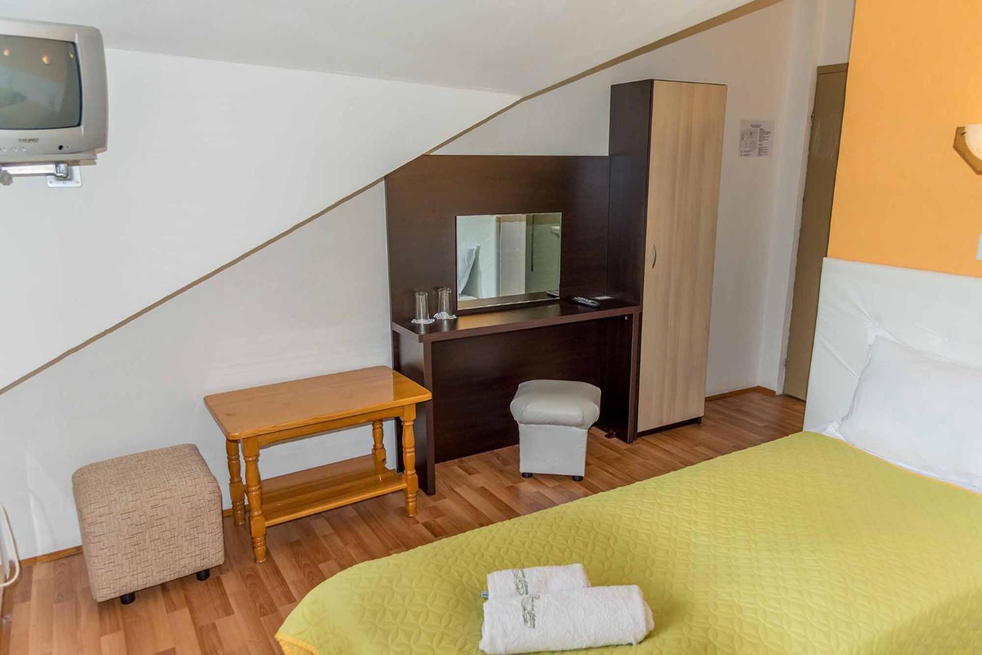 Hotel Paradise Place Kalofer Bagian luar foto