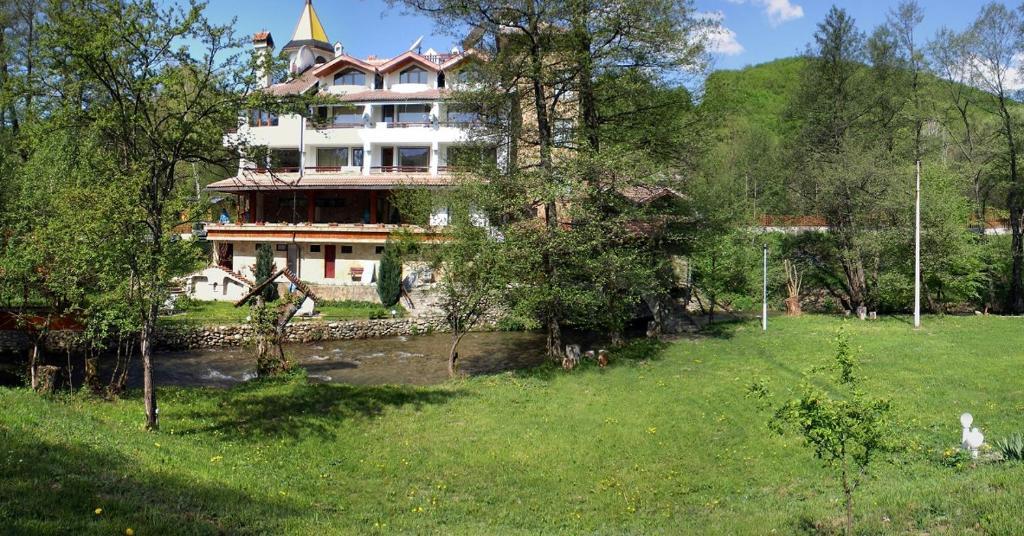 Hotel Paradise Place Kalofer Bagian luar foto