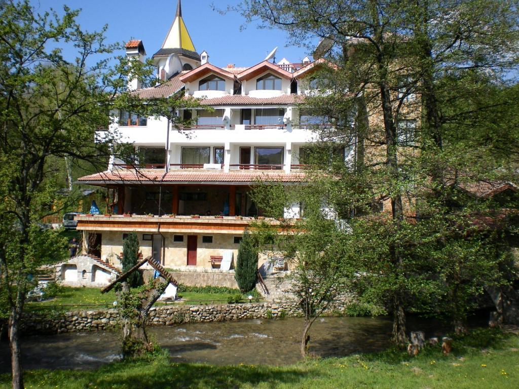 Hotel Paradise Place Kalofer Bagian luar foto