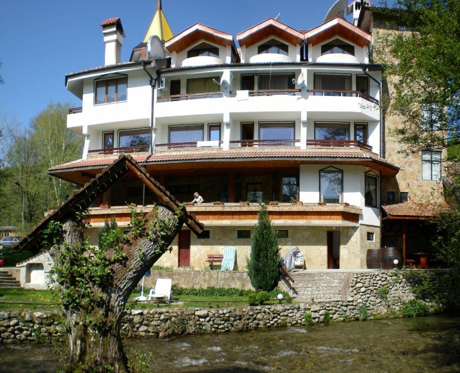 Hotel Paradise Place Kalofer Bagian luar foto