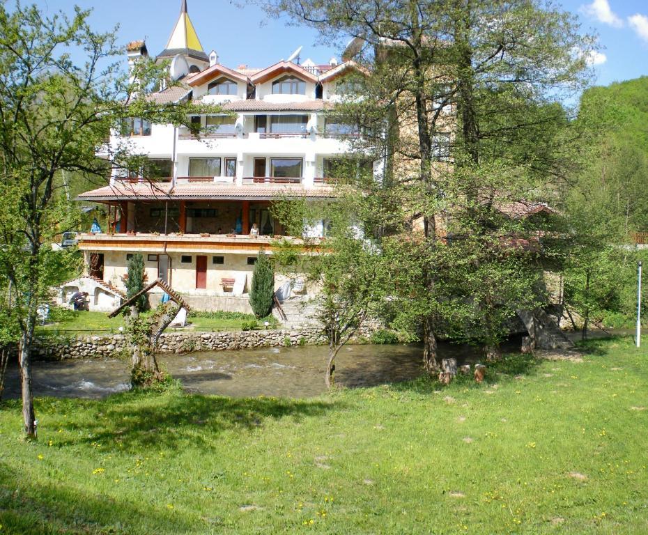 Hotel Paradise Place Kalofer Bagian luar foto