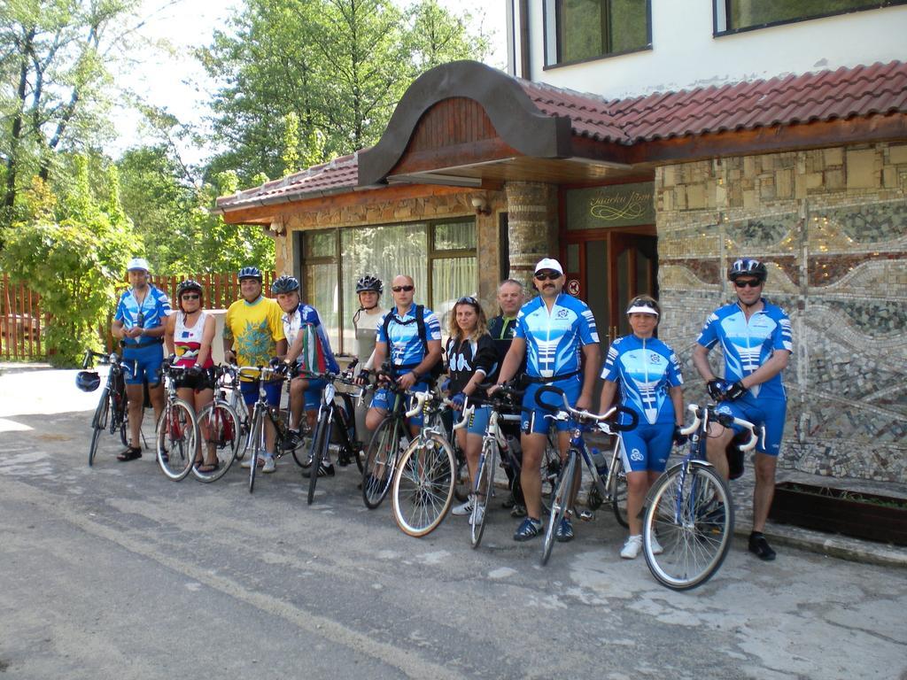 Hotel Paradise Place Kalofer Bagian luar foto